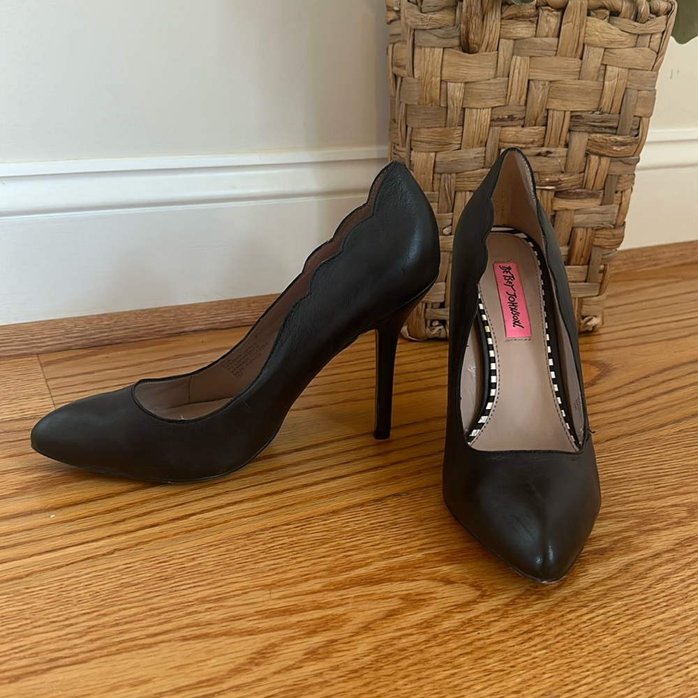 Betsey Johnson black pumps size 9.5